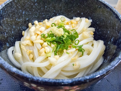 也许是遗失了一枕荒凉岁月，皆归于尘土；此后云压清梦挽星河，也再未见你眉目。<br />
