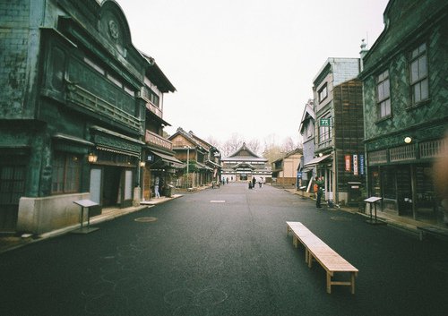 逆境总是有的，人生总要进击。愿你不屈从于命运的安排，坚韧不拔，锲而不舍，永远做生活的强者。<br />
