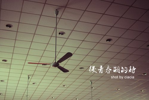 这世上最不容易的感情有两种。一种是一个一向只知流泪的男人为你流了血；第二种是一个只懂流血的男人，竟然为你流了泪。<br />
