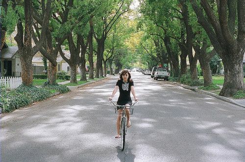 我们都像小孩，胡闹是因为依赖；礼貌，是因为是陌生。主动，是因为在乎。不联系，是因为觉得自己多余。<br />

