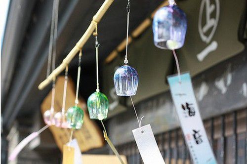 那是一场盛世流年，我们守着寂寞伤得面目全非。<br />
