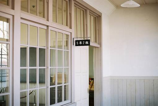 生活不能等待别人来安排，要自己去争取和奋斗，而不论其结果是喜是悲，但可以慰藉的是，你总不枉在这世界上活了一场。<br />
